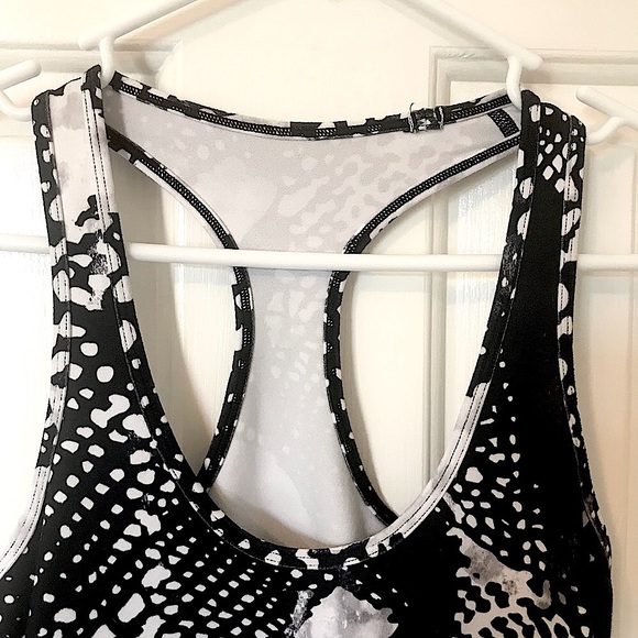 🆕🔥RARE11 LULULEMON ATHLETICA SUPER CUTE TANK BLACK&WHITE MSRP THIS STYLE 125$ - Picture 15 of 15